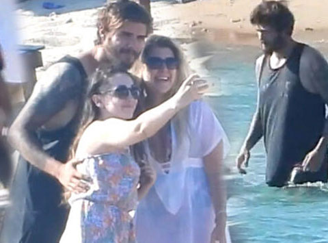 Barış Murat Yağcı... KİLOLARINI SAKLAMAK İÇİN TİŞÖRTLE DENİZE GİRDİ!