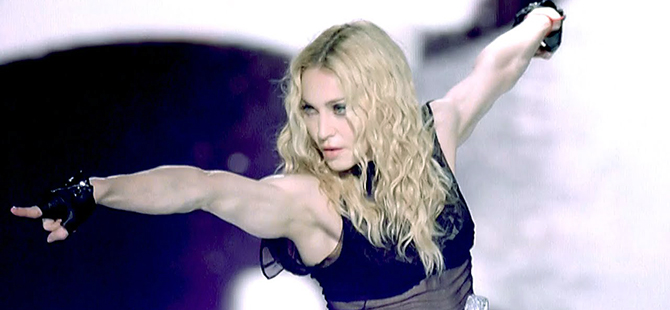 Madonna...GOTİK İÇ ÇAMAŞIRLARI İLE NEFES KESTİ!