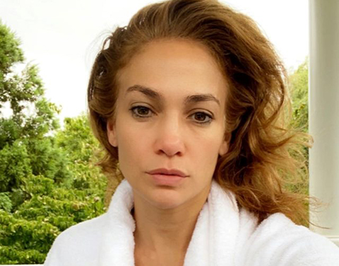 Jennifer Lopez... SIFIR MAKYAJLA 'GÜNAYDIN' POZU!