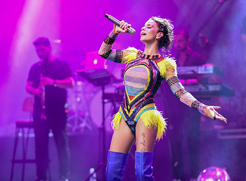 Simge Sağın... AÇIKHAVA KONSERİNDE RÜŞTÜNÜ İSPAT ETTİ!