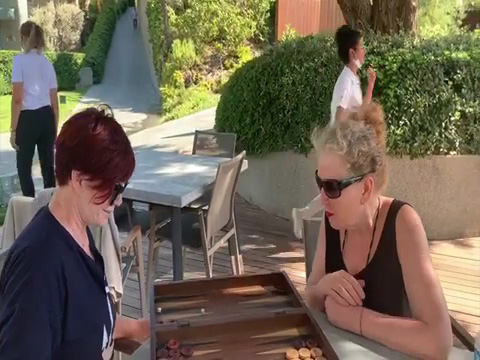 Emel Müftüoğlu ve Suzan Kardeş...TAVLA DÜELLOSU!