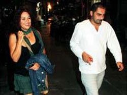 Şenay Gürler...GENÇ SEVGİLİ MODASINA UYDU!