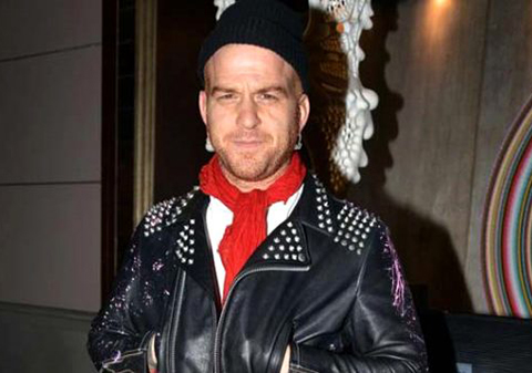 Gökhan Özoğuz... TAKİPÇİSİ İLE DOLAR ATIŞMASI!