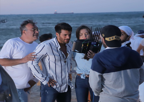 Can Yaman... KAMERA ARKASINA DA GÖZ KIRPTI!