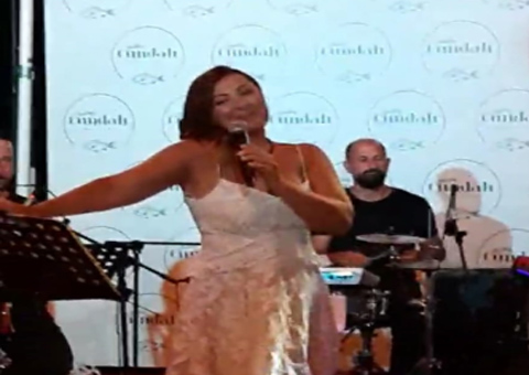 Burcu Güneş..DOĞUM GÜNÜNÜ SERAP YENİCİ'NİN SAHNESİNDE KUTLADI