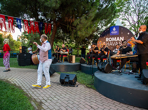 Sokak’ta Sanat Var... 'ROMAN HAVASI' İSTANBUL'LULAR İÇİN ÇALDI!