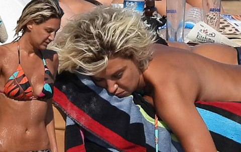 Hande Katipoğlu... ÜSTSÜZ GÜNEŞLENDİ, FİZİĞİYLE GÖZ KAMAŞTIRDI!