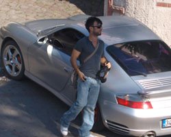 Tarkan... LASTİĞİ PATLADI!