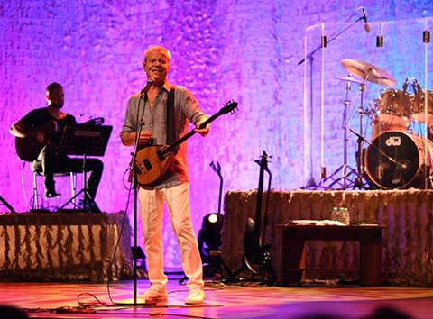 Levent Yüksel... HARBİYE’DE MÜZİKSEVERLERLE BULUŞTU!