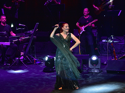 Candan Erçetin... 'ÇIPLAK AYAKLI KONTES' BODRUM ANTİK TİYATRODA!