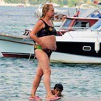 Meral Zeren... BİKİNİSİYLE BEBEK SAHİLİNDE!