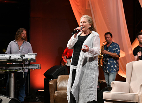 Suzan Kardeş... EZHEL'İN SARKISINI SESLENDİRDİ!