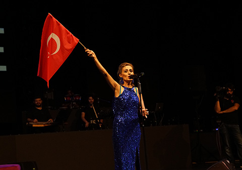 Yıldız Tilbe... HARBİYE'DE İSTİKLAL MARŞI İLE ÇOŞTU!