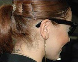 Hadise... ENSESİNDEKİ DÖVMEDE NE YAZIYOR?