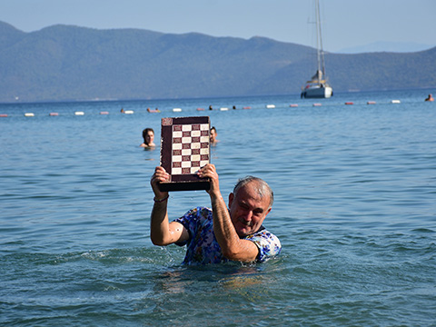 Faik Öztürk... YENİLİNCE TAVLAYI SUDA PARÇALADI!