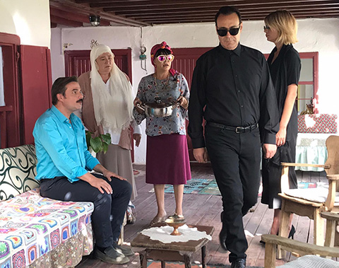 Kalk Gidelim... KELLE İSMAİL KARAKOLDA!