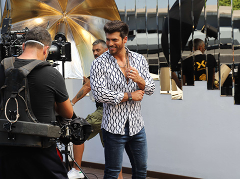 Can Yaman... GÖMLEK REKLAMI ÇEKTİ, YÜZLERCE GÖMLEK GİYDİ!