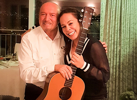 Demet Sağıroğlu... TABLOSUNU SİNGLE KAPAĞI YAPTI!