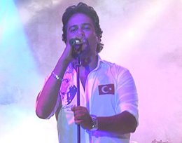 Emre Altuğ... 30 AĞUSTOS KONSERİNE ÖZEL GÖMLEK!..