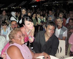 Özlem Özel... SİNOP'TA HAYRANLARIYLA BULUŞTU!