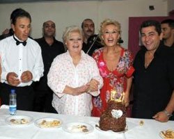 Nurhan Damcıoğlu... NOSTALJİK ORTAMDA SÜRPRİZ DOĞUM GÜNÜ!