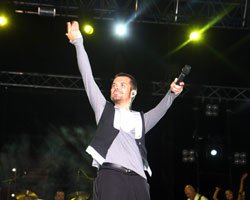 Kenan Doğulu... ZAFER BAYRAMI ÇOŞKUSUNU YAŞATTI!