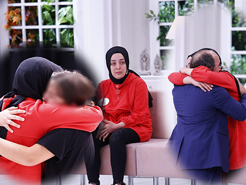 Esra Erol'da Duygusal Anlar... GENÇ KADIN 8 AYDIR GÖRMEDİĞİ EVLATLARINA  VE AİLESİNE KAVUŞTU!