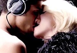 Türk medyasında ilk kez / Madonna ... KLİP ÇEKİMİNDE SEVGİLİSİ JESUS İLE  DUDAK DUDAĞA SEVİŞTİ...