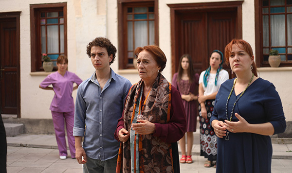 Zümrüdüanka...ZÜMRÜT BABA EVİNE DÖNER!