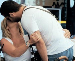 Seda Sayan-Onur Şan... ATEŞLİ ÖPÜCÜKLE SEVGİ GÖSTERİSİ!