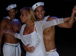 GAY FESTİVALİNE MÜTHİŞ İLGİ...