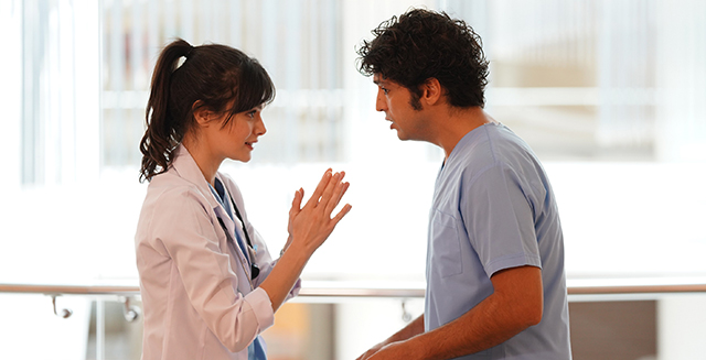 Mucize Doktor...ALİ,NAZLI VE BABASI KÖŞEYE SIKIŞIR!