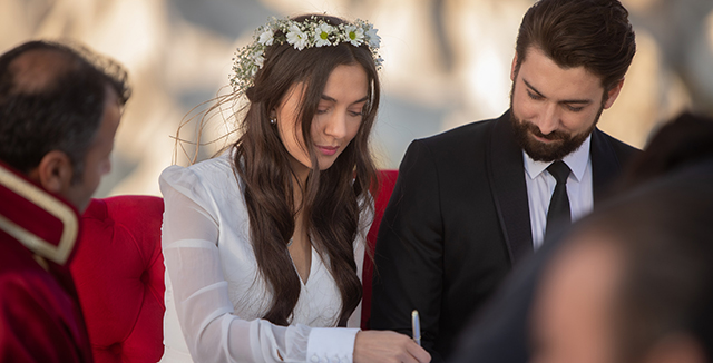 Zümrüdüanka...SERHAT VE ZÜMRÜT NİKAH MASASINDA!