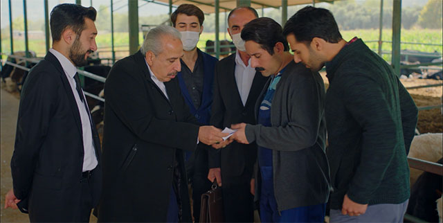 Kalk Gidelim...KELLE İSMAİL SEYFETTİN'İ FAKA BASTIRIYOR!