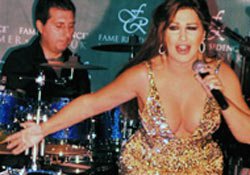 Nükhet Duru... GÖĞÜS DEKOLTESİ YÜREK HOPLATTI!