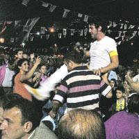 Faruk K... KONSERDE SAHNE ÇÖKTÜ!