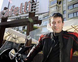 Ufuk Bigay... YENİ ALBÜMÜNÜN FOTOĞRAFLARINI EMRE BELÖZOĞLU'NUN MEKANINDA  ÇEKTİ!