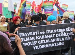 İSTANBULLU TRAVESTİ VE TRANSSEKSÜELLER YÜRÜDÜ...