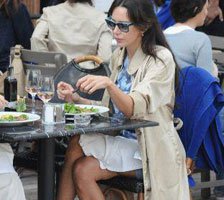 Hande Ataizi... FRİKİK VERMEMEK İÇİN BACAKLARINI PEÇETE İLE KAPATTI!