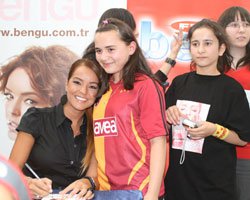 Bengü... AYAĞININ TOZUYLA SEVENLERİNE KOŞTU!