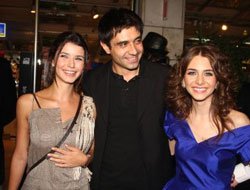 "Kampüste Çıplak Ayaklar"...GALADA BEREN ŞOV!