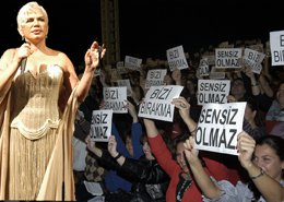 Sezen Aksu... ANKARA'DA PANKARTLARLA UĞURLANDI...