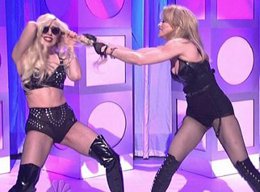 Lady Gaga-Madonna...CANLI YAYINDA SAÇ SAÇA BAŞ BAŞA KAPIŞTILAR....