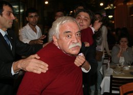 Levent Kırca... GAZETECİLERE SALDIRIP KÜFÜR ETTİ...