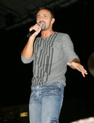 Mustafa Sandal... SAKALLI OLARAK İLK KEZ SAHNEYE ÇIKTI