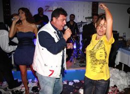 İpek Tuzcuğlu... SEVGİLİSİYLE DAĞITTI!..