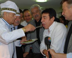 Adnan Şenses... KÖFTE PİŞİRDİ!