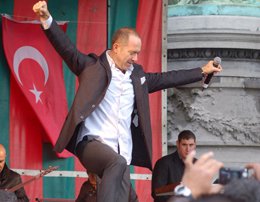 Sümer Ezgü... BELÇİKA'DA DA "SARI ZEYBEK"!..