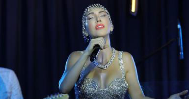 Hande Yener... SÖZÜNÜ TUTTU, DAHA AÇIĞINI GİYDİ!