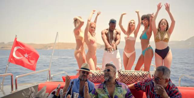 Bülent Serttaş... DANSÖZE BAKMAMIŞTI, KLİBİ EROTİK DİYE YAYINDAN KALDIRILDI!